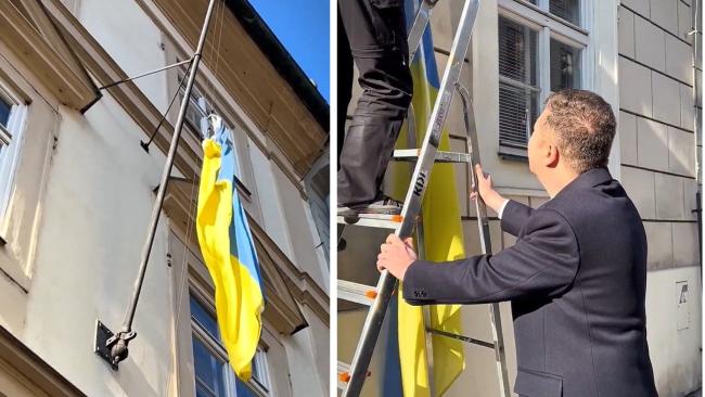 Sundávání vlajky ze Sněmovny