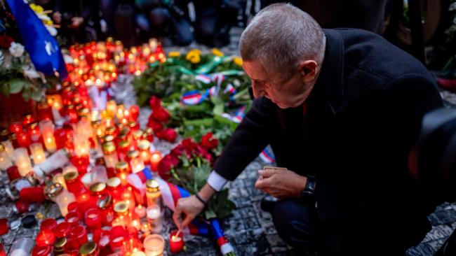 Andrej Babiš u památníku na Národní třídě