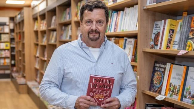 Michal Viewegh se svou nejnovější knihou Laškování a skalpování