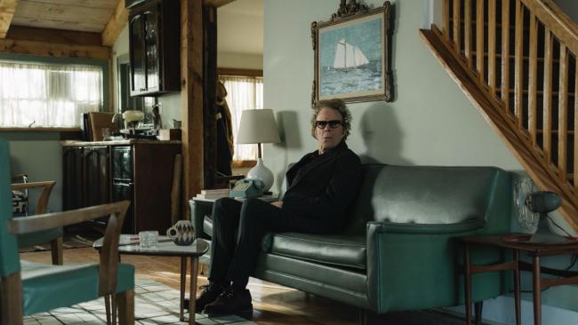 Jarmuschův oblíbený hudebník a herec Tom Waits jako otec, který vede dvojí život