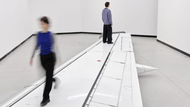 Instalace Romana Ondaka s názvem Do not walk outside this area vybízí k procházce po křídle Boeingu