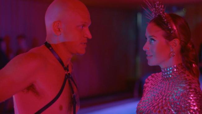 Riku Nieminen a Iina Kuustonen ve filmu Prudká citová vzplanutí