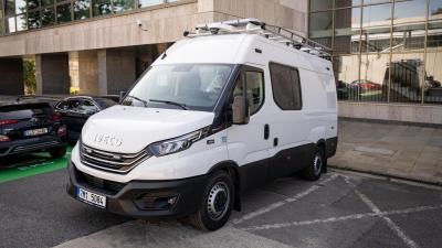 Iveco Daily s kamerou na střeše odhalí řidiče (nejen) nákladních vozidel, kteří dělají během řízení všechny různé aktivity, kromě toho, aby se věnovali provozu.
