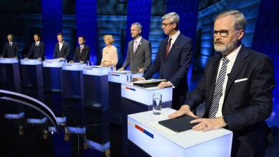 Předvolební Superdebata České televize, 28. září 2025 v Národní muzeum. Zprava Petr Fiala (Spolu), Karel Havlíček (ANO), Zdeněk Hřib (Piráti), Kateřina Konečná (Stačilo!), Petr Macinka (Motoristé sobě), Tomio Okamura (SPD), Vít Rakušan (STAN) a Robert Šlachta (Přísaha).