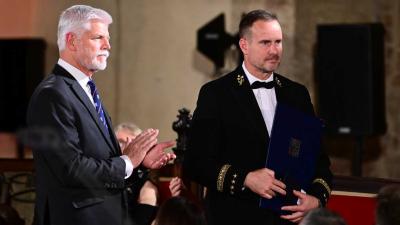 Náčelník Generálního štábu AČR Karel Řehka (vpravo) převzal od prezidenta Petra Pavla ve Vladislavském sále medaili Za zásluhy o stát v oblasti obrany.