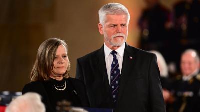 Mezinárodně uznávaná jaderná expertka a dlouholetá šéfka SÚJB Dana Drábová obdržela in memoriam Řád bílého lva, který za ni ve Vladislavském sále převzala její partnerka Markéta Pávová.