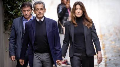 Nicolas Sarkozy a Carla Bruni před jeho odjezdem do věznice La Sante, kde si má odpykat pětiletý trest odnětí svobody za trestný čin spiknutí.
