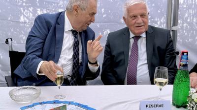 Miloš Zeman a Václav Klaus na recepci na slovenském velvyslanectví letos v září