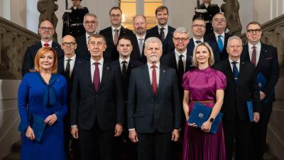 Zleva Robert Plaga (ANO), Alena Schillerová (ANO), Oto Klempíř (za Motoristy), Lubomír Metnar (ANO), Andrej Babiš (ANO), Boris Štastný (Motoristé), Petr Macinka (Motoristé), Jeroným Tejc (za ANO), Petr Pavel, Adam Vojtěch (ANO), Karel Havlíček (ANO), Zuzana Mrázová (ANO), Martin Šebestyán (za SPD), Ivan Bednárik (za SPD), Jaromír Zůna (za SPD) a Aleš Juchelka (ANO).